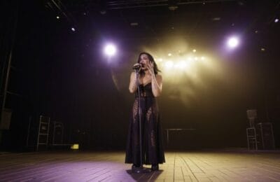 Demi Lovato Uimește – Catsuit Roșu Transparent și Turneul Dezvăluit