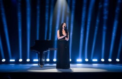 Demi Lovato Uimește: Rochie Transparentă Peste Bikini Neon! Vezi Aici