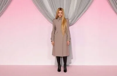 Dixie DAmelio – Siluetă de clepsidră într-un trench Mugler spectaculos