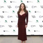 Elizabeth Hurley, 60 de ani și un costum de baie de 160 dolari care face furori