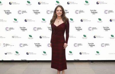 Elizabeth Hurley, 60 de ani și un costum de baie de 160 dolari care face furori