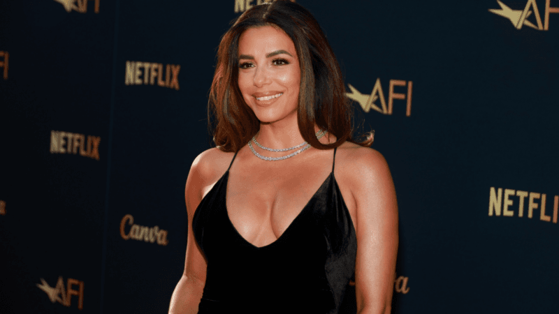 Eva Longoria uimește la AFI – rochie decoltată și inel de 6.177 $