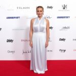 Hilary Duff, apariție spectaculoasă într-o rochie Victoria Beckham legată cu un singur nod, la gala modei
