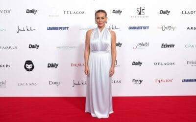 Hilary Duff, apariție spectaculoasă într-o rochie Victoria Beckham legată cu un singur nod, la gala modei