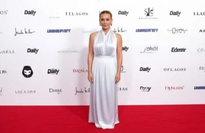 Hilary Duff, apariție spectaculoasă într-o rochie Victoria Beckham legată cu un singur nod, la gala modei