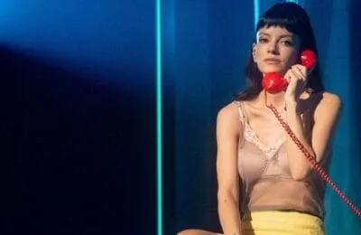 Lily Allen șochează – Top transparent și fustă mini în turneul West End Girl