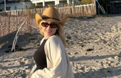 O tiktokeriță celebră rupe tăcerea. Presiuni uriașe să șteargă totul după operația la sâni