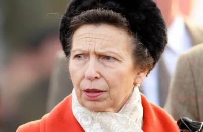 Prințesa Anne și Paltonul Portocaliu – O Reaparitie din 2020 la Grand National