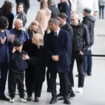 Răzvan Lucescu, îngenuncheat de durere la priveghi. Imagini cu nepoții emoționează