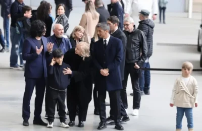 Răzvan Lucescu, îngenuncheat de durere la priveghi. Imagini cu nepoții emoționează
