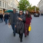 Rihanna - 14.000$ la Paris! Vesta vintage, lovitura de maestru