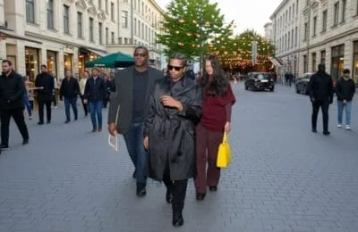 Rihanna – 14.000$ la Paris! Vesta vintage, lovitura de maestru