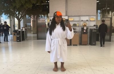 Simone Ashley, incendiară în bikini Burberry! Reacții virale online