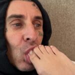 Kourtney Kardashian, 47 de ani, sărbătorită de Travis Barker cu o poză șoc - supt degetele de la picioare