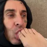 Kourtney Kardashian, 47 de ani, sărbătorită de Travis Barker cu o poză șoc - supt degetele de la picioare