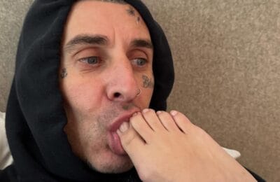 Kourtney Kardashian, 47 de ani, sărbătorită de Travis Barker cu o poză șoc – supt degetele de la picioare