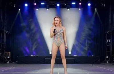 Zara Larsson Uimește – Coloană Vertebrală din Cristale în Turneu! Fanii, în Extaz