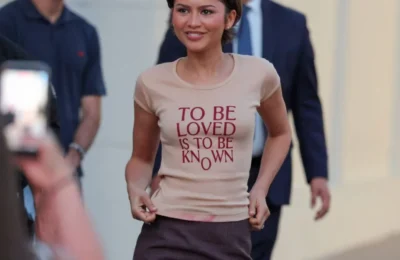 Zendaya Uimește la Premiera The Drama” – Mesajul Inedit de pe Tricou