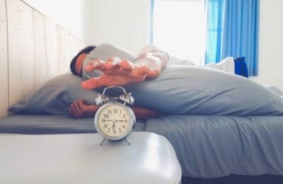 Te trezești obosit la 6 dimineața? Ciclul de 90 minute, secretul somnului