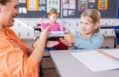 Alegerea dificilă – Școală specială sau de masă pentru copiii cu deficiențe de auz?