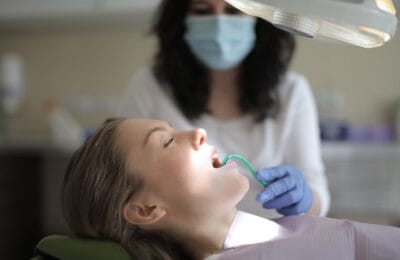 Cum alegi tratamentul potrivit pentru refacerea zâmbetului – Gentle Dentist