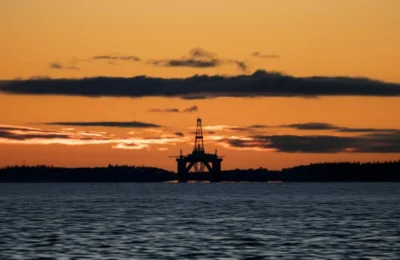 Șoc petrolier! Barilul atinge 102 dolari după anunțul lui Trump