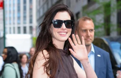 Secretul tinutei lui Anne Hathaway. Pantofii virali de 90 de lire pe care ii poti cumpara si tu