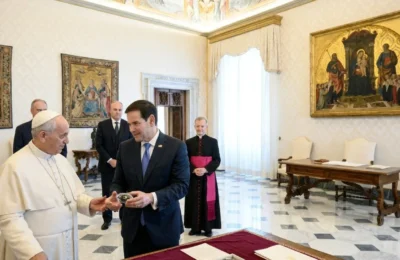 Răsturnare de situație la Vatican. Decizia luată de urgență după ce Trump l-a numit pe Papă groaznic