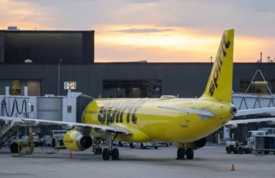 O companie aeriana da faliment. Pasagerii strang 23 milioane de dolari sa o cumpere