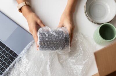 Ce soluții de ambalare aleg magazinele online pentru produsele sensibile