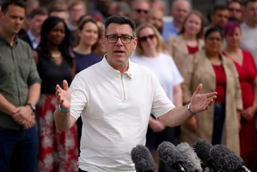 Andy Burnham preia luni funcția de premier britanic, al șaptelea în zece ani