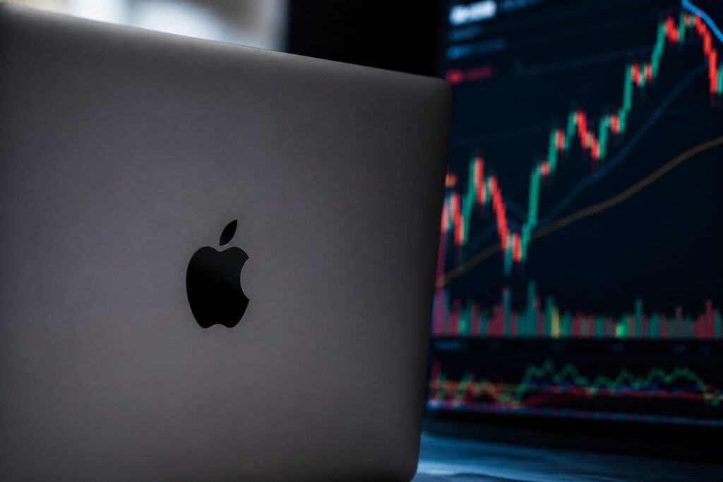 Apple a revenit pe primul loc mondial la capitalizare cu 4,9 trilioane de dolari