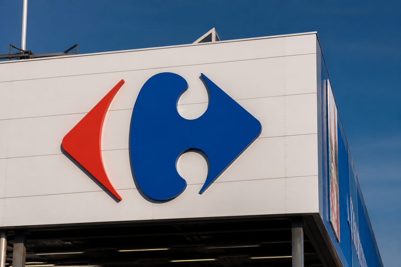 Dedeman a încheiat 2025 cu afaceri de 13,1 miliarde de lei și profit net de 1,63 miliarde de lei în contextul preluării Carrefour România pentru 823 milioane de euro