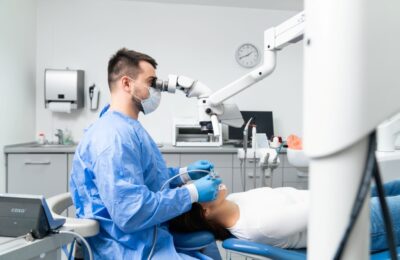 Avantajele utilizării microscopului dentar în tratamentele stomatologice