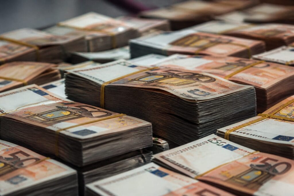 Frații Pavăl au finalizat achiziția Carrefour România într-o tranzacție de 823 de milioane de euro