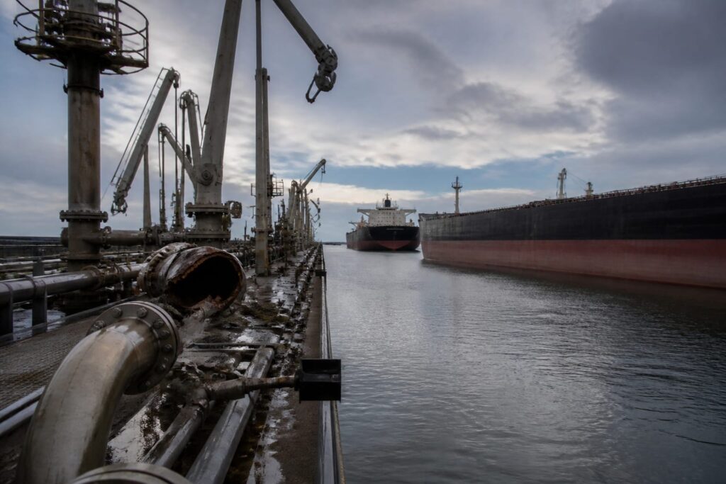 Încărcările de petrol la terminalul CPC au fost oprite după lovirea a două tancuri în Marea Neagră