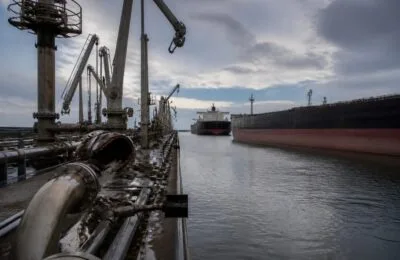 Încărcările de petrol la terminalul CPC au fost oprite după lovirea a două tancuri în Marea Neagră