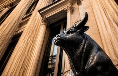 Indicele BET a urcat cu 38% în 2026 și a dus Bursa de Valori București pe primul loc în Europa