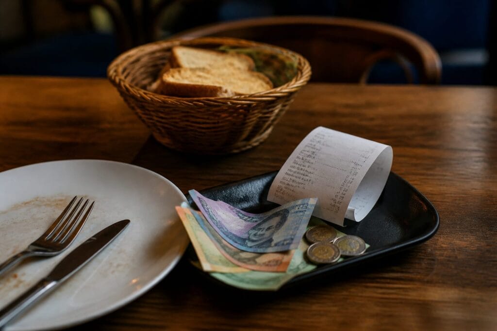 Inflația de 10,9% îi face pe clienți să împartă porțiile și crește nota la restaurant în 2026