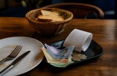 Inflația de 10,9% îi face pe clienți să împartă porțiile și crește nota la restaurant în 2026
