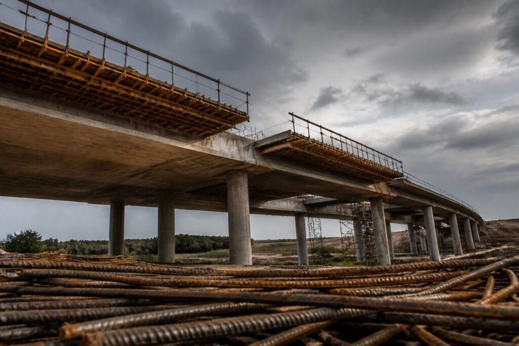 România riscă un deficit de 10 până la 15 miliarde de euro în PNRR pentru infrastructură și finanțare la dobânzi de până la 8%
