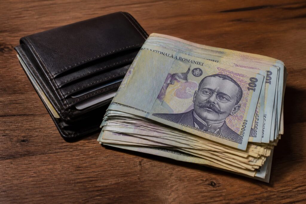 Salariul minim urcă la 4.325 lei de la 1 iulie, iar costul pentru angajator ajunge la 4.418 lei