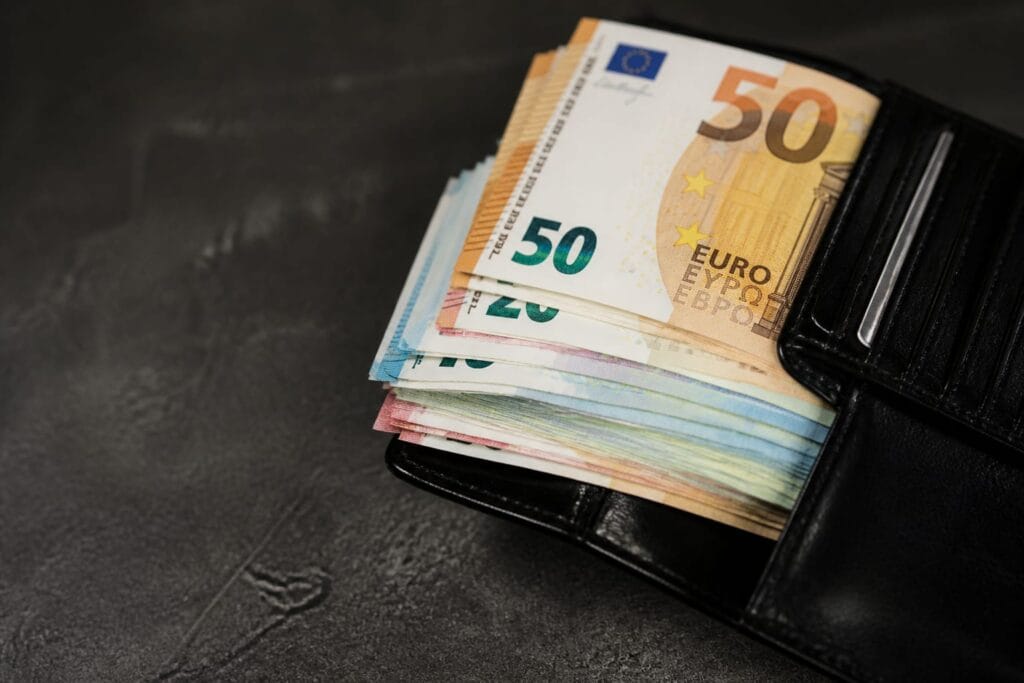 Tinerii din zona euro au o avere netă mediană de 24.600 de euro, iar Italia ajunge la 53.500 de euro