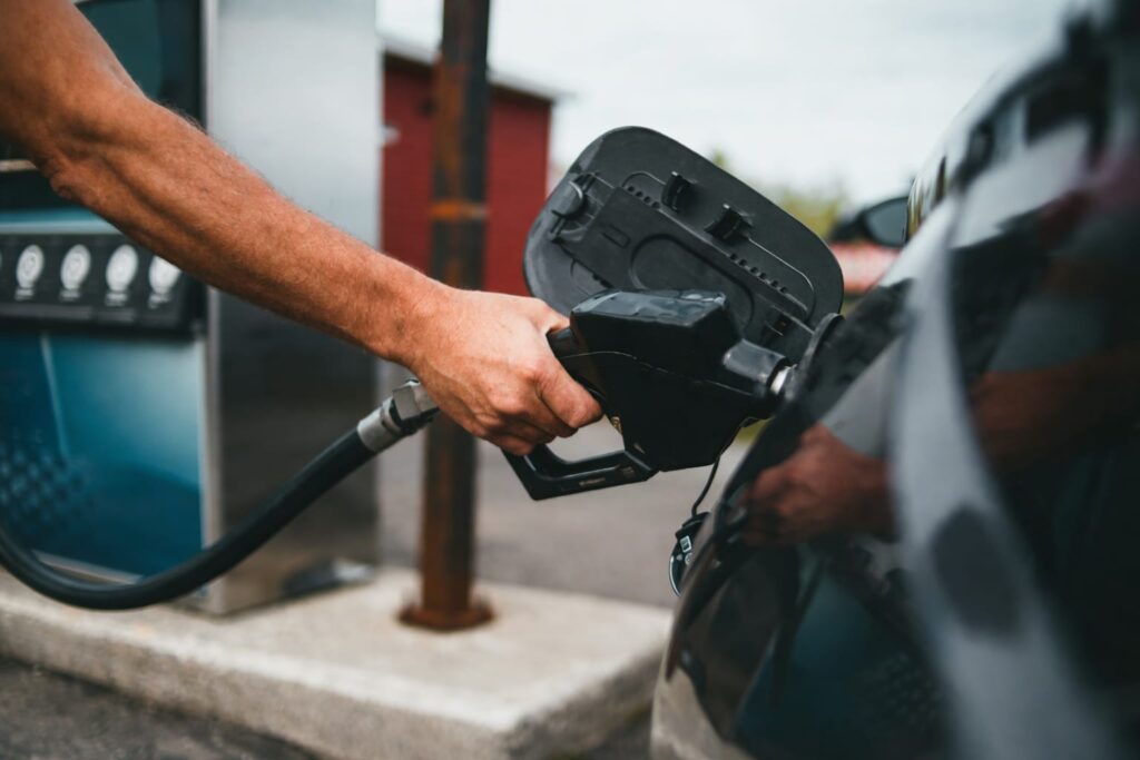 Amenzi de la 100.000 de lei pentru benzinăriile care scumpesc carburanții după ora 12:00