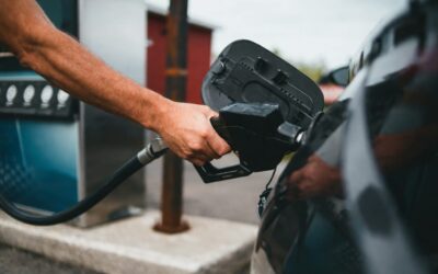 Amenzi de la 100.000 de lei pentru benzinăriile care scumpesc carburanții după ora 12:00