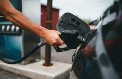 Amenzi de la 100.000 de lei pentru benzinăriile care scumpesc carburanții după ora 12:00