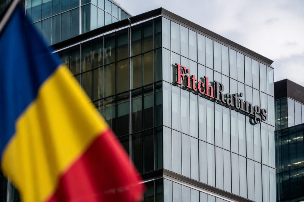 Fitch a menținut ratingul României la BBB minus și a amânat riscul de junk