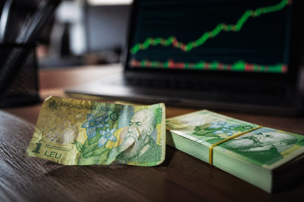 Salariul mediu net a crescut la 5.684 de lei în mai pe fondul scăderii numărului de angajați