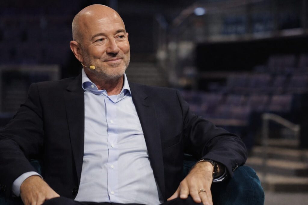 Un pachet de 38% din acțiunile clubului Liverpool a fost vândut unui consorțiu care îl include pe Jeff Bezos