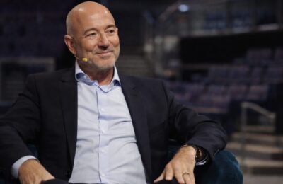Un pachet de 38% din acțiunile clubului Liverpool a fost vândut unui consorțiu care îl include pe Jeff Bezos